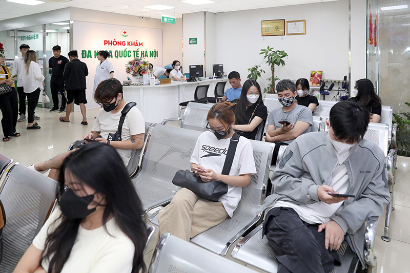 đông đảo bệnh nhân tới khám