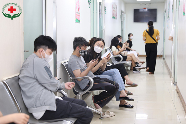 đông đảo bệnh nhân tới khám